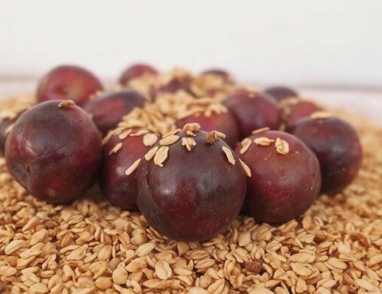 Śliwki pod kruszonką z płatków owsianych – Przepis na pyszny deser na każdą okazję